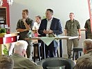 Doskozil im Gespräch mit den Soldaten.