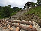 Eine in mehreren Stufen errichtete "Krainerwand" schützt das Wohnhaus in der Hanglage.