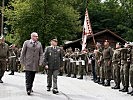 Landesrat Johannes Tratter und Militärkommandant Generalmajor Herbert Bauer schreiten gemeinsam die Front der Ehrenkompanie ab.