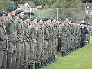 Die Soldaten sind zur Verabschiedung angetreten.