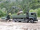 Mit Hydraulik-Raupenbaggern und Kippern unterstützen die Soldaten die Aufräumarbeiten.