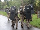 Vorbereitung für Dänemark: Mit Schutzschildern nähert sich ein Jagdkommando-Team einem Angriffsziel.