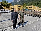 Der Abgeordnete zum Nationalrat Hermann Gahr und der Kommandant der 6. Jägerbrigade, Brigadier Peter Grünwald schreiten die Front der angetretenen Soldaten des Stabsbataillons 6 ab.