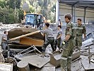 Gemeinsam mit Kräften der Feuerwehr werden die Schäden beseitigt.