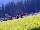 Die Bodentrupps stehen in ständiger Verbindung mit dem Piloten.