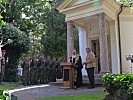 Militärdekan in Ruhe Josef Haas segnet die renovierte Kapelle.