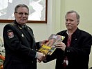 Generalleutnant Tkatschuk, l., bei der Übergabe eines Gastgeschenks an Walter Wintschalek.