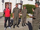 Oberst Pfeifer überreicht das goldene Leistungsabzeichen im Schießen an die erfolgreichen Sportler.