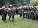 Die politisch und militärisch Höchstanwesenden beim Abschreiten der Front.