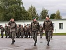 V.l.: Brigadier Hufler und Brigadier Stadlhofer schreiten die Front ab.