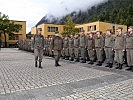 Der Tiroler Militärkommandant, Generalmajor Herbert Bauer und der stellvertretende Kommandant des Kommandos Gebirgskampf, Oberst Klaus Zweicker, schreiten gemeinsam die Front der angetretenen Soldaten des Stabsbataillons 6 ab.