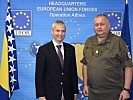 Kursdirektor Jochen Rehrl, l., mit EUFOR-Kommandant Friedrich Schrötter.