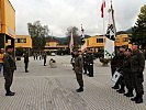 Oberst Tatschl, Mitte, meldete sich offiziell bei Militärkommandant Zöllner.