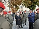 VerteidigungsministerDoskozil im Gspräch mit Bediensteten.