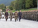 Abschreiten der Front, v. r.: Platter, Hautz, Bauer, Zweiker, Riedl und Plattner.