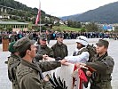 Mit der Hand an der Insignie sprechen die jungen Soldaten das Treuegelöbnis auf die Republik.