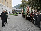 Oberst Alwin Denz, Präsident des Vorarlberger Landeskameradschaftsbundes, überreicht ein Geschenk an Otto Krepper.