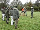 Hauptmann Markus Megymorez (2.v.r.) erläutert das korrekte Vorgehen beim Absetzen einer Außenlast.