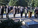 V.l.: Gemeinderat Franz Hitzl, Landeshauptmann Günther Platter, Abgeordneter zum Nationalrat Hermann Gahr, der deutsche Verteidigungsattaché Oberstleutnant Marco Sonnenwald, Militärkommandant Generalmajor Herbert Bauer und der Geschäftsführer des Schwarzen Kreuzes Tirol, Hermann Hotter.