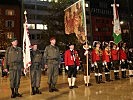 Der Insignientrupp des Militärkommandos Tirol und die Bundesstandarte des Bundes der Tiroler Schützenkompanien.