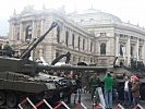 Beim Burgtheater präsentieren die Soldaten ihre Fahrzeuge.