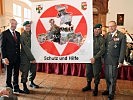 Brigadier Hufler übergibt dem Landeshauptmann ein Geschenk.