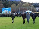 Bürgermeister, Militärkommandant und Landeshauptmann schreiten die Front ab.