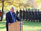 Der Bürgermeister von Bludenz, Josef Katzenmayer, bedankt sich bei den Soldaten.