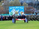 Ein Zeichen der Gemeinsamkeit - das Eintragen der Flagge.