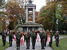 Vor dem Kriegerdenkmal.