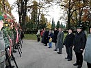 Nach dem Gottesdienst wurden die Kränze am Kriegerdenkmal niedergelegt.