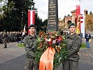 Die Kranzträger vor dem Rainer-Obelisk.