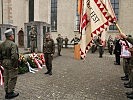 Brigadier Ernst Konzett nimmt die Meldung des Kommandanten der ausgerückten Truppe, Oberst Werner Greussing, entgegen.