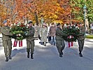 Soldaten des Militärkommandos Tirol bei der Kranzniederlegung.