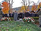 Generalmajor Herbert Bauer, Militärkommandant von Tirol und der Abgeordnete zum Tiroler Landtag, Florian Riedl, legen Kränze nieder.