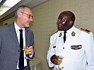 Günther Barnet, l., und der stellvertretende Chef des senegalesischen Generalstabs, Vizeadmiral Cheikh Bara Cissoko.