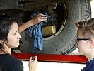 Alexandra Weinberger, l., zeigt Kathrin Stemeseder ihre Arbeit.