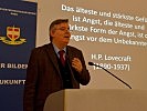 Historiker Felix Schneider bei seinen Ausführungen.