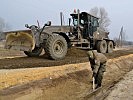 Im Grenzgebiet zwischen Ungarn und Serbien bauen die österreichischen Soldaten Straßen.