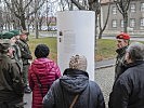 Drei Litfaßsäulen sollen das Bewusstsein der Bediensteten verstärken.