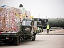 Die Hilfsgüter werden mit zwei C-130 "Hercules"-Transportmaschinen nach Jordanien geflogen.