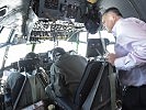 Minister Hans Peter Doskozil im Cockpit einer C-130 "Hercules".