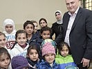 Minister Doskozil spendete Fußbälle für die Kinder.