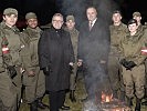 Verteidigungsminister Doskozil und Landeshauptmann Niessl mit Assistenzoldaten.