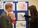 Eine Expertin gibt Feichtinger die letzten Informationen zur Entwicklung in Syrien.