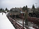 Die Fahrzeuge wurden in der Schwarzenberg-Kaserne verladen.