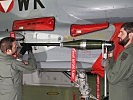 Das Rohr der Bordkanone des Eurofighter wird überprüft.