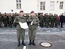 Brigadier Gitschthaler übergab das "Goldene Verdienstzeichen der Republik Österreich" an Vizeleutnant Brunner bei der monatlichen Flaggenparade.