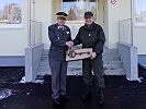 Salzburgs Militärkommandant, Brigadier Hufler, l., übergibt den Schlüssel an Oberst Gann, Kommandant der Salzburger Pioniere.