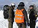 Oberst Greußing, r., bespricht den Verlauf der Übung.